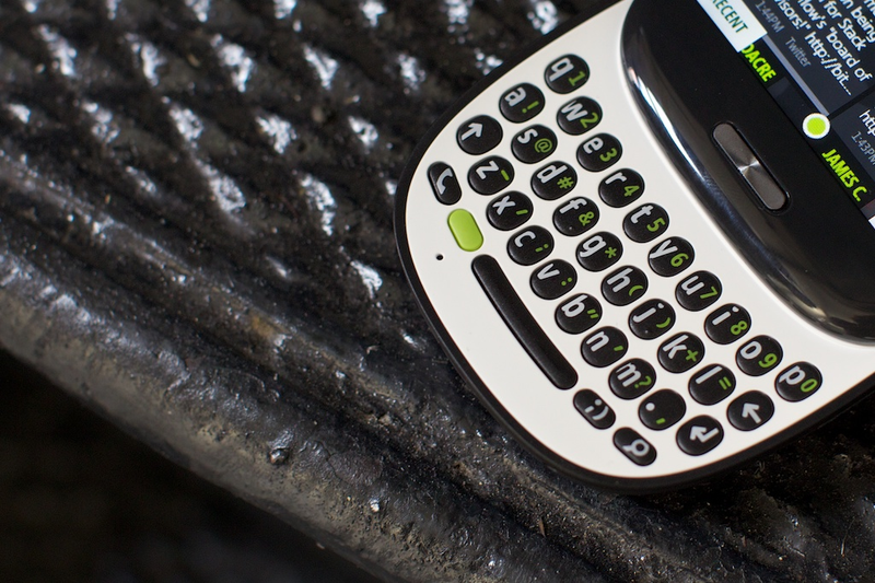 Illustration for article titled Microsoft Kin Review: The Best Cellphones You'll Never Buy